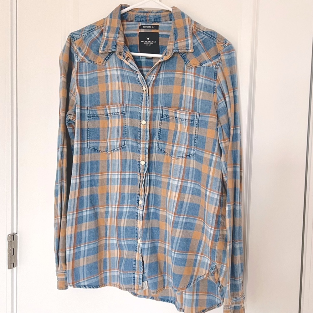 AE PLAID BUTTON UP